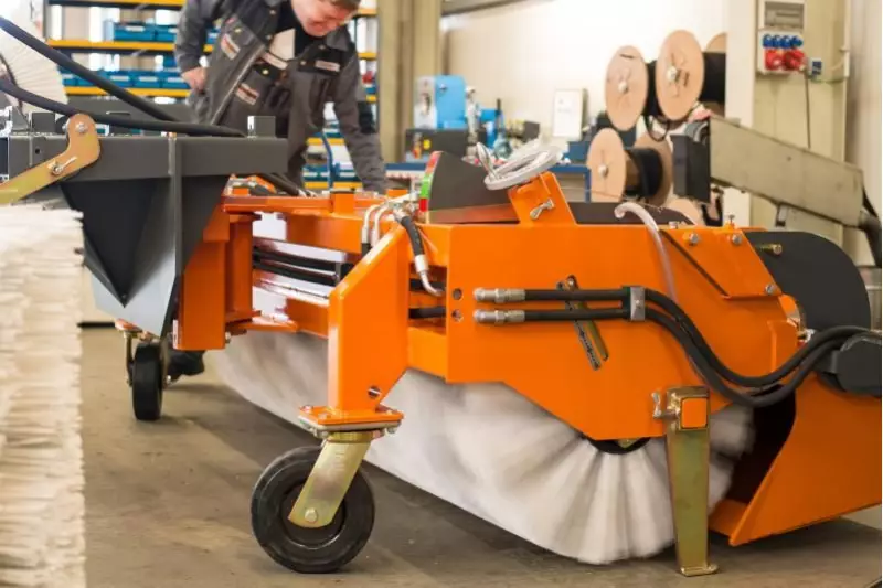 Mitarbeiter bei der Endmontage und Kontrolle.