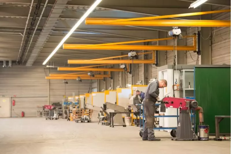 Keine Fließbandarbeit – erfahrene Mitarbeiter in der Fertigung.