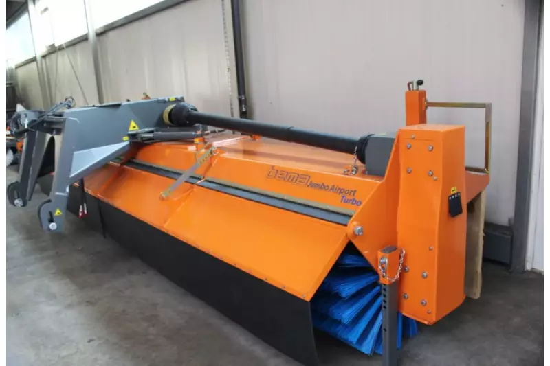 Ist auf Flughäfen mit bis zu 40 km/h und 400 Umdrehungen pro Minute im Einsatz – Bema Jumbo Airport Turbo mit einer Arbeitsbreite bis zu 5.200 mm.