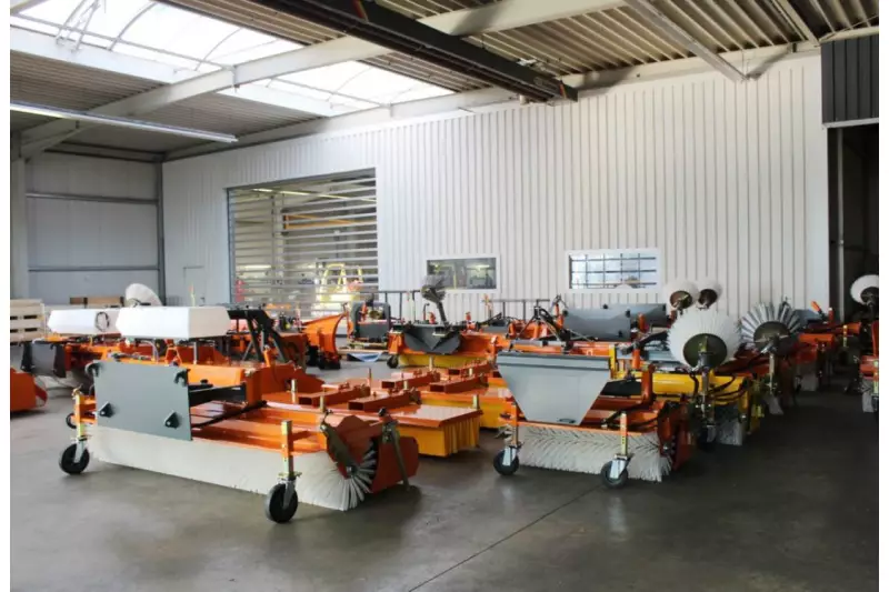 Kleiner Ausblick auf verschiedenste Kehrmaschinen, die auf dem Weg zum Kunden sind.