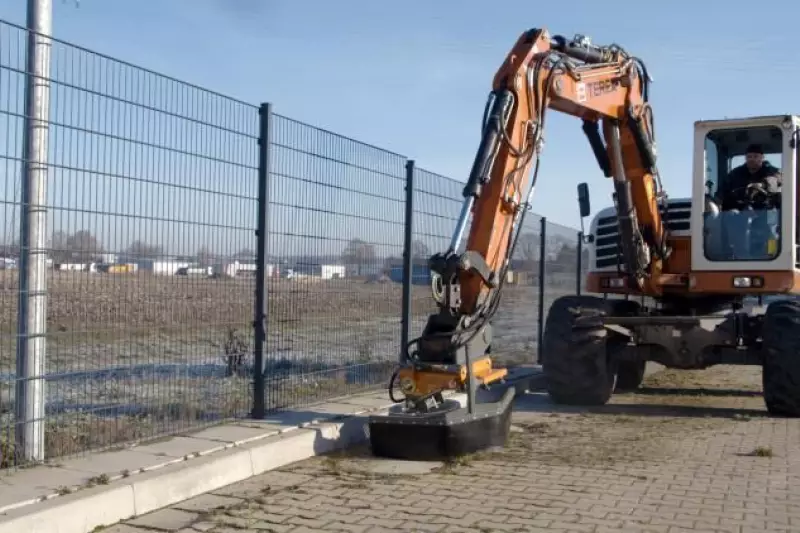 Mechanische Wildkrautbeseitigung, hier mit einem Bagger als Trägerfahrzeug.