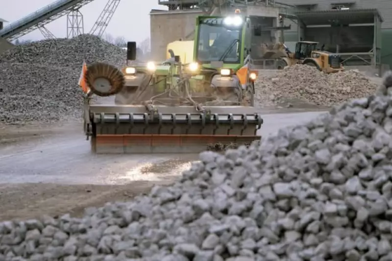 Bema bietet auch Kehrmaschinen für stärkste Verschmutzungen: hier zum Beispiel mit Aufkratzvorrichtung und Hochdruckspülanlage.