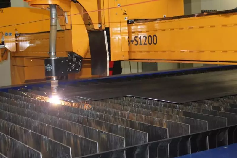 Sonderteilefertigung in der unternehmenseigenen Plasmaschneidanlage.