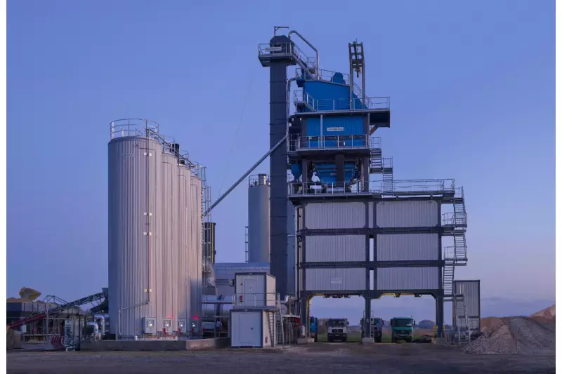 Transportable Asphaltmischanlage vom Typ TBA. Die Anlage ist ausgestattet mit einem 4-t-Mischer und einer Mischleistung von bis zu 320 t/h und einem Verladesilo von 194 t.