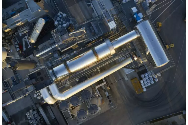 Recyclingtrommel im Gegenstromprinzip mit Heißgaserzeuger. Der Blick von oben offenbart den Aufbau.