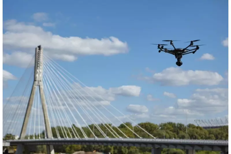 Eine Drohne inspiziert eine Brücke von oben.