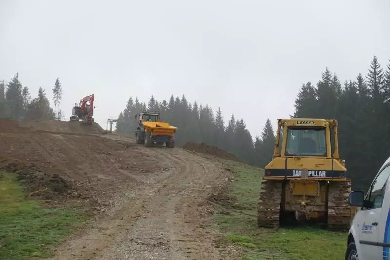 Der 3012 plus auf dem Weg zu seinem ersten Einsatz im Skigebiet auf 1.200 m.ü. NN. Hier wurde ein Waldstück gerodet und ein Wanderweg angelegt.