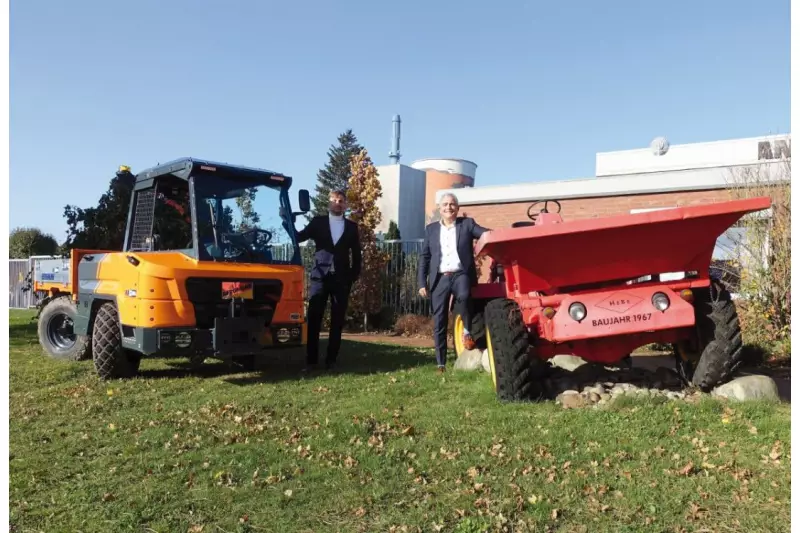 Innovation und Tradition nah nebeneinander. 60 Jahre Erfahrung im Dumper-Bau gipfeln im neuen, vollelektrischen Bergmann 804e, den uns Geschäftsführer Hans-Hermann Bergmann (r.) und Verkaufsleiter Bernd Kirschner vorstellen. Hier sehen wir die M804e genannte Version für Kommunen.