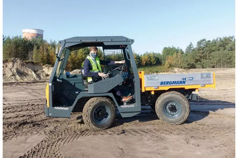 Bernd Kirschner fährt Ladefläche voraus. Dank Drehsitz beherrschen der M804e und der C804e auch diese Dumper-typische Fortbewegungsart.