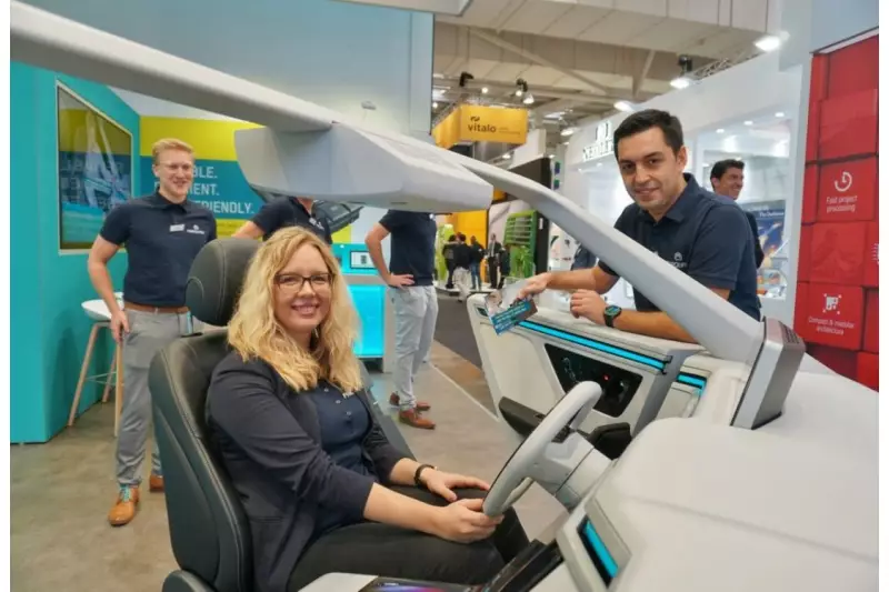 Marquardt entwickelt und fertigt komfortable Schnittstellen zwischen Mensch und Maschine. Das Steuer in der Hand hat Jana Tisch zusammen mit Semsettin Barut.