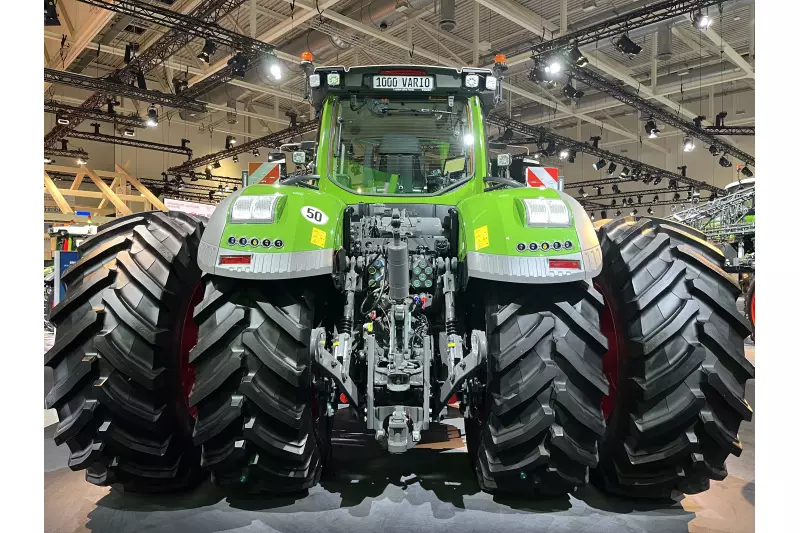 Die Branche strotzt vor Kraft und Innovationfreude. Diese Botschaft vermittelte die Agritechnica eindrucksvoll. Ein bis zu 517 PS starkes Highlight bei Fendt war der Vario 1000 mit Zwillingsbereifung. Quelle: Treffpunkt.Bau