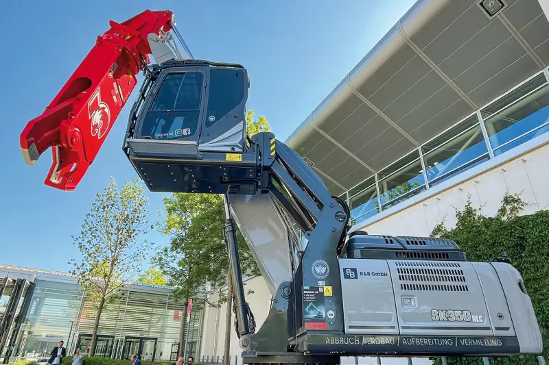 Kobelco präsentierte einen SK350NLC-11E in Kundenfarbe mit gestrecktem Ausleger und direkt montierter 6,5-t-Schrottschere von MBI. Mit dieser Maschine kann Schrott wesentlich schneller und kostengünstiger zerlegt werden als beim umweltsensiblen Brennschneidverfahren. Quelle: Treffpunkt.Bau