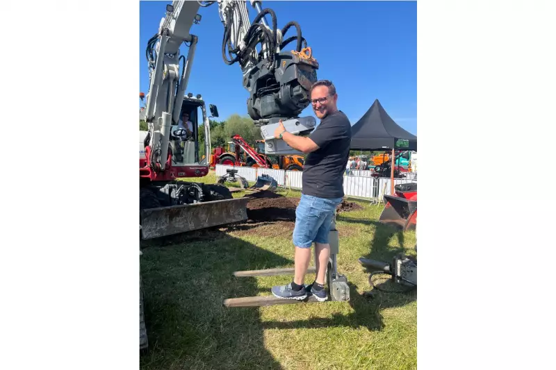 Technik zum Anfassen und Ausprobieren. Dominick Hain präsentierte uns die Pister PowerFork PF2000 in Aktion. Das neuartige Design der Palettengabel ermöglicht es, schwere Lasten deutlich sicherer zu heben und zu bewegen – auch mit kleineren Baggern. Für diese Aufgaben ist somit kein zusätzlicher Radlader erforderlich. Quelle: Treffpunkt.Bau