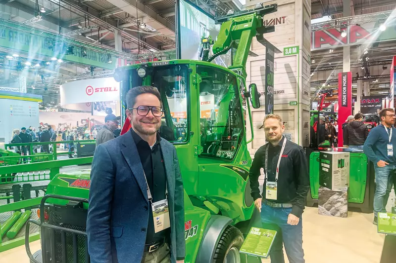 Bei Avant Tecno war die Geschäftsleitung aus Finnland angereist. Inhaber Jani Kärkela (l.) und Marketingleiter Jori Salomaa unterstützten die deutschen Vertriebspartner und Kollegen. Im Fokus stand der neue Avant e747 mit 47-kWh-Batterie – das elektrische Flaggschiff für lange Arbeitszeiten im anspruchsvollen professionellen Einsatz. Quelle: Treffpunkt.Bau
