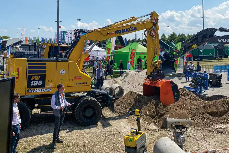 Beim Deutschlanddebüt zeigte der neue Komatsu PW198-11 seine Stärken auf dem VDBUM Demo-Gelände. Mit besonders großer Hubkraft und minimalem Heckschwenkradius eignet sich die 17,3–19,8 t schwere Maschine hervorragend für Einsätze auch in dicht bebauten Gebieten. Quelle: Treffpunkt.Bau
