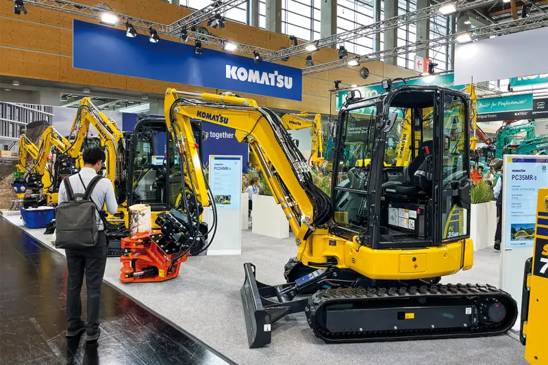 Ihren großen Auftritt hatten die Kleinen und Kompakten von Komatsu auf der GaLaBau. Minibagger wie der PC17R-5, PC20R-5, PC24MR-5 oder PC53MR-5 demonstrierten zusammen mit ausgewählten Anbaugeräten die Vielfalt an Einsatzmöglichkeiten. Quelle: Treffpunkt.Bau