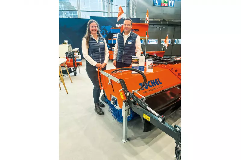 Tuchel Maschinenbau mit Anika Dölling, Marketing, und Dennis Schürmann, Geschäftsführender Gesellschafter. Der Emsländer Hersteller von Kehrmaschinen, Schneeräumschildern und Allradfahrzeugen zeigt besonders in schwierigem Umfeld Stärke. Das Familienunternehmen investiert in einen neuen Firmensitz auf 26.000 m². Quelle: Treffpunkt.Bau

