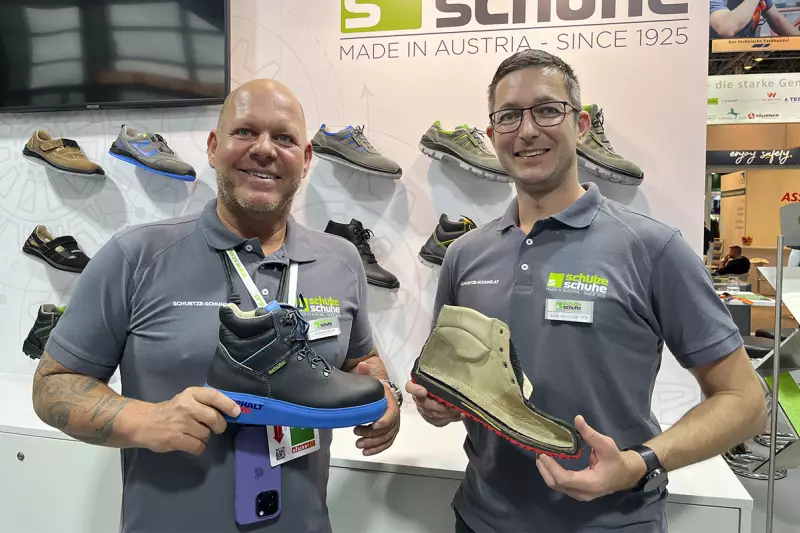 Alle Schuhe mit Lederfutter ist das Alleinstellungsmerkmal bei Schütze Schuhe. Besonders ist uns das Modell Asphalt PRO aufgefallen mit glatter Sohle. Am Stand trafen wir Alexander Roitner und Sven Schedlbauer. Quelle: Treffpunkt.Bau