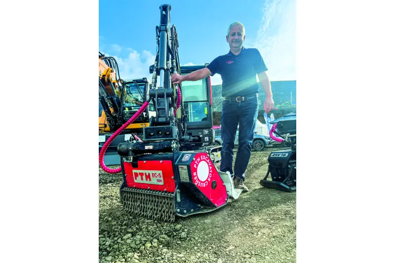PTH Products Maschinenbau präsentierte seine Anbau-Steinbrecher auch in der Live-Demo unter extremen Praxisbedingungen im Massivbasalt. Am Stand informierte uns Geschäftsführer Jakob Holzer über den PTH EC-S 600, ein kompaktes „All-in-one“-Anbaugerät für Minibagger von 2 bis 5 t, das Steinbrecher, Steinfräse und Forstmulcher in einer Maschine kombiniert. Quelle: Treffpunkt.Bau