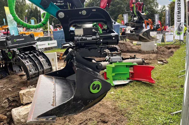 Steelwrist statt Handarbeit. Der schwedische Hersteller demonstrierte im Live-Betrieb eindrücklich, wie effizient seine Tiltrotatoren und Anbaugeräte zusammenarbeiten. Der X02 ist für Minibagger von 1,5 bis 2,5 t geeignet. Quelle: Treffpunkt.Bau