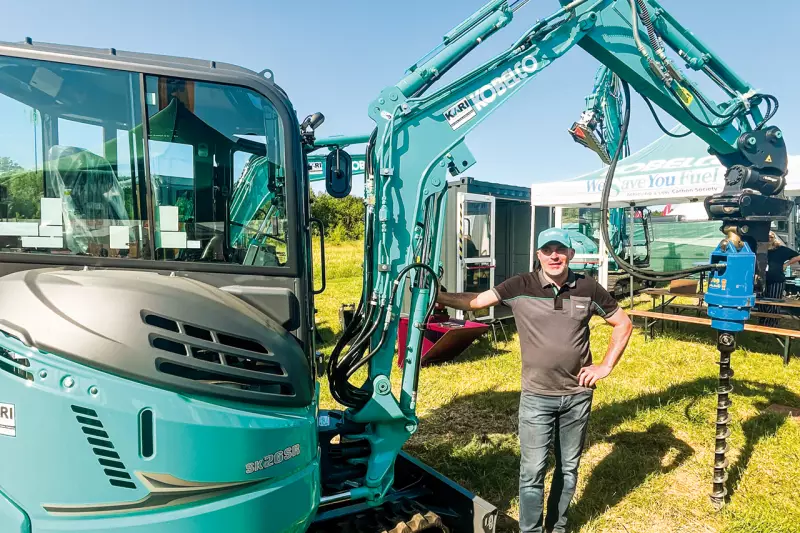 „Heimmesse“ für Kari Baumaschinen. Der Kobelco-Händler für Thüringen, Sachsen und Teile Sachsen-Anhalts nutzte die demopark, um die Kobelco-Mini- und -Midibagger in den Gewichtsklassen von 1,1 bis 10 t zu präsentieren. Wie Geschäftsführer Ronny Sänger berichtete, gab es viel positives Feedback für die komfortablen Performance-X-Kabinen. Quelle:  Treffpunkt.Bau