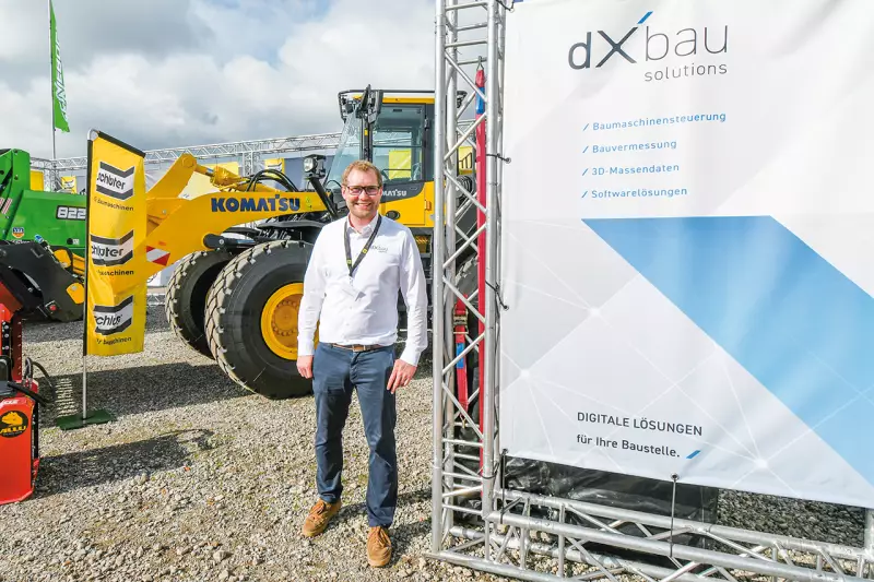 „Wir bringen die Digitalisierung auf die Baustelle“, sagte Thomas Schlüter, Bereichsleiter von Dxbau Solutions, zu uns. Das Unternehmen, das aus G-tec Positioning und dem Produktbereich „Digitale Baustelle“ von Schlüter für Baumaschinen hervorgegangen ist, positioniert sich als starker Partner für die digitale Transformation von Bauabläufen. Quelle: Treffpunkt.Bau