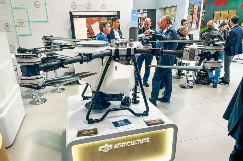 Keine Baumaschine, trotzdem bemerkenswert: DJI, Weltmarktführer für Drohnen und unbemannte Fluggeräte, stellte auf der Agritechnica einen Multikopter vor, der eine Nutzlast von 100 kg transportiert und eine Flugzeit von bis zu 45 Minuten erreicht. Wir sind gespannt, ob es für solche Geräte bald auch Anwendungen in der Bauindustrie gibt. Quelle: Treffpunkt.Bau
