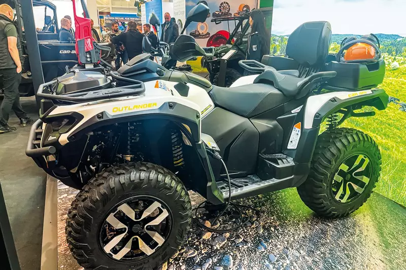 Wie kommt der Raupenfahrer zur Raupe, der Baggerfahrer aus der Mittagspause zurück zur Maschine? BRP stellte mit dem Can-Am Outlander Electric ein sehr leises und effizientes ATV vor. Mit einem Preis ab 17.575 € (brutto) im Vergleich zum Messeumfeld ein „Schnäppchen“. Besonders attraktiv machen eine solche Investition die Sonderabschreibung von 75 % und weitere steuerliche Vorteile. Quelle: Treffpunkt.Bau
