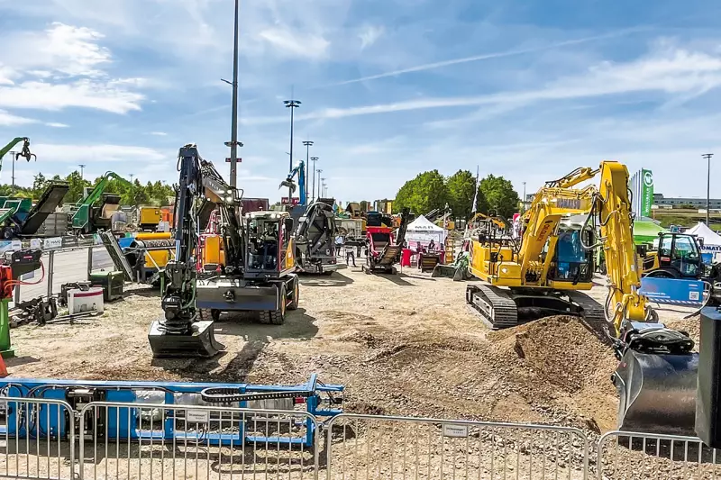 Volle Hallen und optimistische Aussteller kennzeichneten die IFAT Munich 2026. Auf dem Freigelände herrschte kein Hochglanz. Hier wurde die Technik nicht nur ausgestellt, sondern im Praxiseinsatz gezeigt. Quelle: Treffpunkt.Bau