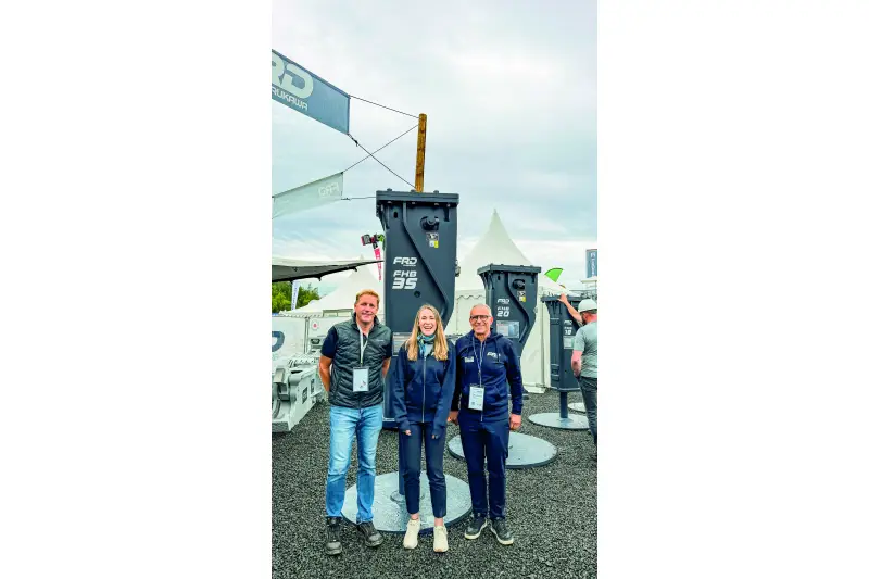 Die neue FHB-Serie von FRD feierte Europapremiere auf der steinexpo. Die überarbeiteten Schwerlast-Hydraulikhämmer zeichnen sich aus durch optimiertes Leistungsgewicht, reduzierten Hydraulik-Verbrauch und gesteigerte Schlagenergie für den harten Steinbruch-Einsatz. Von links: Bernd Mair von Treffpunkt.Bau, Selina Oetzel, Head of Marketing bei FRD, und FRD Verkaufsleiter Cengiz Akman. Quelle: Treffpunkt.Bau
