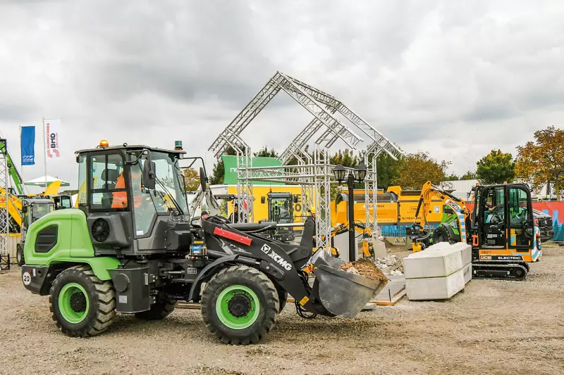 Wissensvermittlung für Fachleute und Nachwuchs. Der VDBUM engagierte sich stark auf der RATL und war u. a. federführend bei der „Musterbaustelle Elektromobilität im Kompakt- und GaLaBau“. Durch die fachlich fundierte Moderation und die praxisnahe Inszenierung wurden die Vorteile der E-Mobilität im Baualltag erlebbar. Quelle: Treffpunkt.Bau
