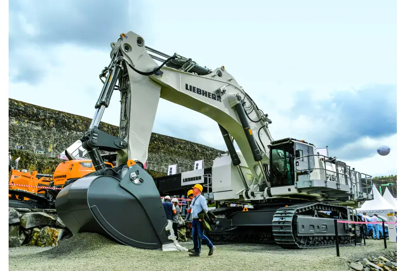 Mit Größe, Vielfalt und Innovationen präsentierte sich Liebherr. Zu den Highlights zählten die Weltpremiere der neuen 50-t-Raupenbagger-Baureihe (siehe gesonderten Beitrag) sowie die Live-Demos des Muldenkippers TA 230 Litronic, des X-Power-Radladers L 580 und der Schwerlast-Planierraupe PR 756. Am Stand zog der 130 t schwere Elektro-Mining-Bagger R 9150 E die Blicke auf sich. Quelle: Treffpunkt.Bau