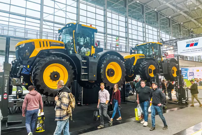 Die Agritechnica steht nicht nur für Landmaschinen. Unzählige Stände für Werkstattausrüstung, Mess- und Prüftechnik gibt es dort zu sehen, wie hier eine mobile Hebebühne. Ergänzt wird die Messe durch die Systems & Components, welche drei Messehallen einnimmt, und der internationalen Zulieferindustrie einen B2B-Marktplatz bietet. Quelle: Treffpunkt.Bau

