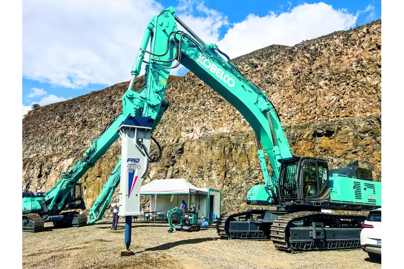 Zum ersten Mal präsentierte sich der japanische Kettenbaggerspezialist Kobelco mit einem eigenen Messestand auf der steinexpo. Großen Auftritt hatte der bis zu 87 t schwere SK850LC-11, der größte konventionelle Kobelco-Bagger in Europa. Das integrierte Echtzeit-Wiegesystem K-Load dient zur Erfassung des Schaufelinhalts beim Heben und Schwenken, um Überladungen von Dumpern zu vermeiden. Quelle: Treffpunkt.Bau