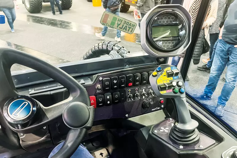 Thomas Sterkel von Multione zeigte uns die neuen Dashobards in den Ladern des Unternehmens. Bessere Haptik, klare Steuerung, blendfreie Displays sowie übersichtlich angeordnete Schalter sollen das Arbeiten in Multione-Ladern noch angenehmer machen. Quelle: Treffpunkt.Bau
