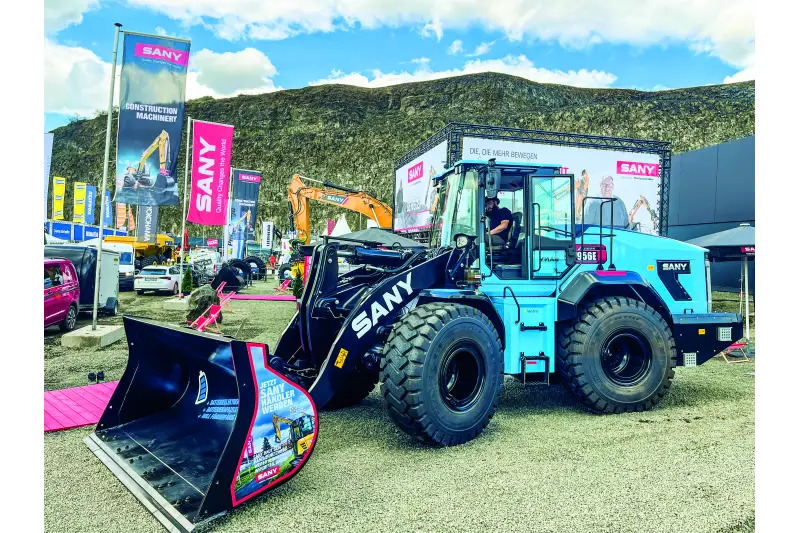 Sany legte einen starken Fokus auf Großmaschinen für die Gewinnungsindustrie, digitale Maschinensteuerung und Elektromobilität. Der SW956E ist ein vollelektrischer Radlader der 20-t-Klasse mit einer Spitzenleistung von 240 kW, der speziell für schwere Einsätze entwickelt wurde. Er soll einen herkömmlichen Diesel-Radlader ohne Leistungsverlust ersetzen. Die Nutzlast liegt bei 5.800 kg, das Schaufelvolumen beträgt 3,2 bis 3,5 m3 und die Kipplast bis zu 13,9 t (gerade). Quelle: Treffpunkt.Bau