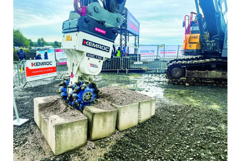 Kemroc nutzte die steinexpo, um Fräs- und Schneid-Anbaugeräte im Einsatz an Gestein und Beton vorzuführen. Die KRC 110 für Bagger von 20 bis 32 t ist ein sogenannter Bullhead Cutter mit angewinkelten Schneidtrommeln. Der besondere Vorteil der Anbau-Fräse ist, dass sie präzise und effizient exakte Schlitze oder Gräben ohne seitliches Schwenken fräst. Das spart Zeit und reduziert erheblich die mechanische Belastung des Trägergeräts. Quelle: Treffpunkt.Bau