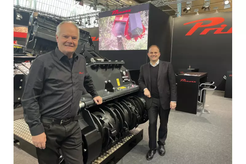 Fortschritt braucht Infrastruktur. Michel van Wees (l.) und Klaus Tonhäuser von Prinoth zeigten auf der Agritechnica neue und nützliche Geräte für den Wegebau. Quelle: Treffpunkt.Bau