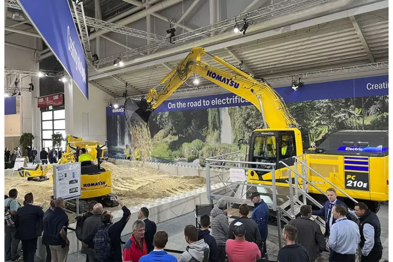 Komatsu hatte neben einem imposanten Demogelände mit dem elektrischen Großbagger PC400 auch weitere e-Maschinen. Vorführungen in der Halle mit einem elektrischen PC210 waren somit erstmals unter Dach möglich. Quelle: Treffpunkt.Bau