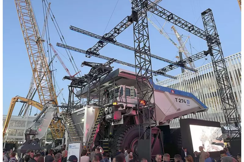 Der Liebherr T274 Muldenkipper mit 305 t war ein Besuchermagnet am 15.000 m² großen Liebherr Stand. Der 16-Zylinder-Motor liefert 3.650 PS und kann zudem elektrisch über eine Oberleitung betrieben werden, was die Kraftstoffkosten deutlich reduziert. Quelle: Treffpunkt.Bau