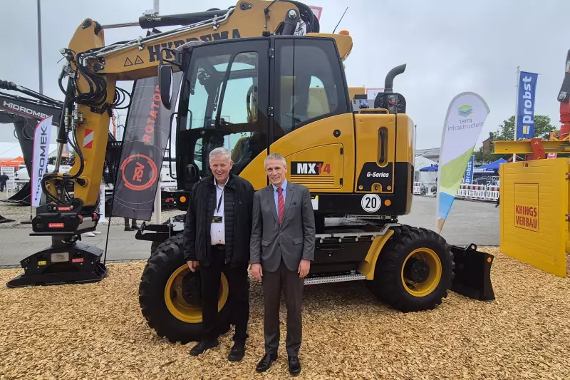 Martin Werthenbach (links) freut sich über den Besuch des dänischen Botschafters auf dem NordBau – Messestand.