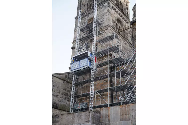 Im Rahmen der fortlaufenden Instandsetzung des Doms saniert die Dombauhütte des Staatlichen Bauamts Bamberg die unteren Geschosse des Nordostturms. Dabei kommt ein Geda 1500 Z/ZP zum Einsatz. 