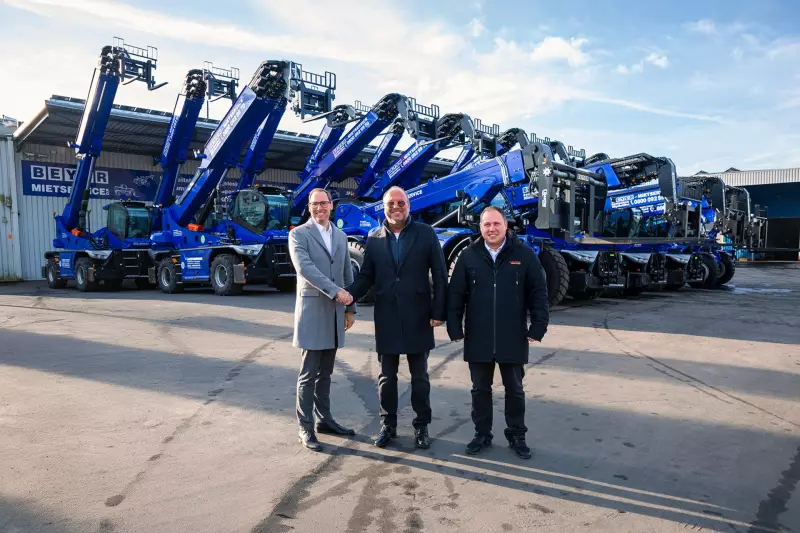 Die Beyer-Mietservice KG investiert im größten Manitou-Auftrag des Jahres 2025 in 58 Teleskopstapler; die erste Übergabe fand am 16. Dezember 2025 in Etzbach statt, wo Geschäftsführer Dieter Beyer Vertreter von Manitou mit Peter Wildemann und Simon Rath empfing.