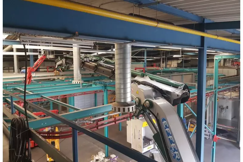 Platz ist in der engsten Halle. Der kräftige Ausleger des Effer-Krans reicht bis in die hinterste Ecke und positioniert feinfühlig tonnenschwere Lasten.