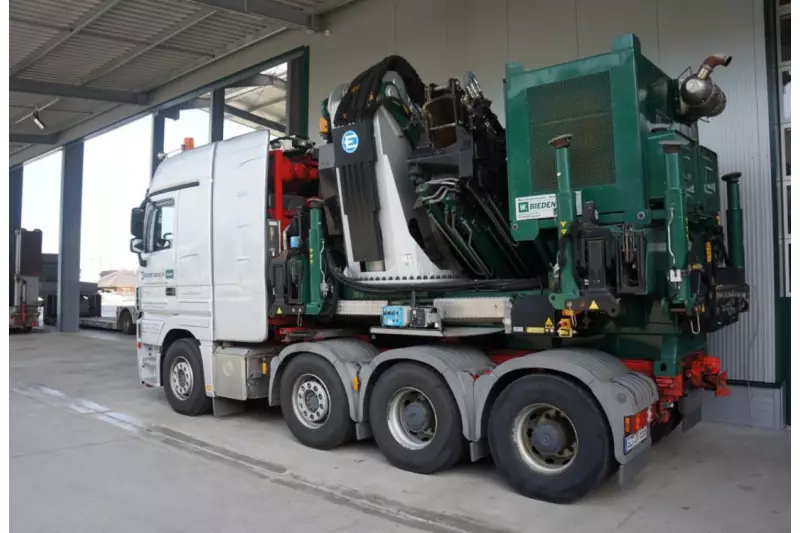 Seit 2013 im Einsatz ist der Effer 1750 6S + 6S HD JIB. Dank Generator kann er auch unabhängig von der Zugmaschine arbeiten.