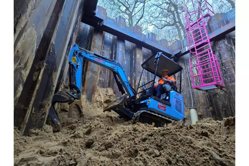 Der vollelektrische SANY SY19E im Einsatz in der Zielbaugrube: präzises Freischachten der Spundwand-Täler, absolut emissionsfrei und flüsterleise. Genau dort, wo herkömmliche Dieselbagger an ihre Grenzen stoßen.
