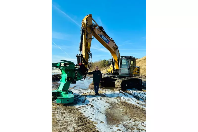 Moritz Starke mit dem SANY 215C, angeschafft über SANY-Partner Klarmann in Westerstede
