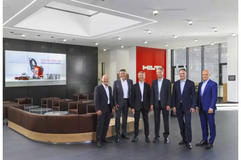 Im Empfangsbereich der Hilti Akademie. V.l.: Uwe Velhagen (Leiter Hilti Akademie, Hilti Deutschland AG), Christian Apfel (Leiter Kundenservice, Hilti Deutschland AG), Josef Obermeier (Geschäftsführer Hilti Entwicklungsgesellschaft mbH), Jochen Olbert (Vorsitzender der Direktion, Hilti Deutschland AG), Armin Urabl (Bereichsleiter
Personal, Hilti Deutschland AG) und Thomas Berden (Geschäftsführer, Hilti GmbH Industriegesellschaft für Befestigungstechnik).