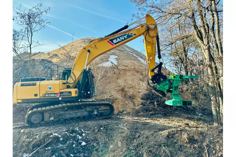 Der SANY 215C bei der Arbeit mit der Fällschere von Westtech. Ganze Bäume bis 60cm Durchmesser schneidet er mühelos in einem Stück.

