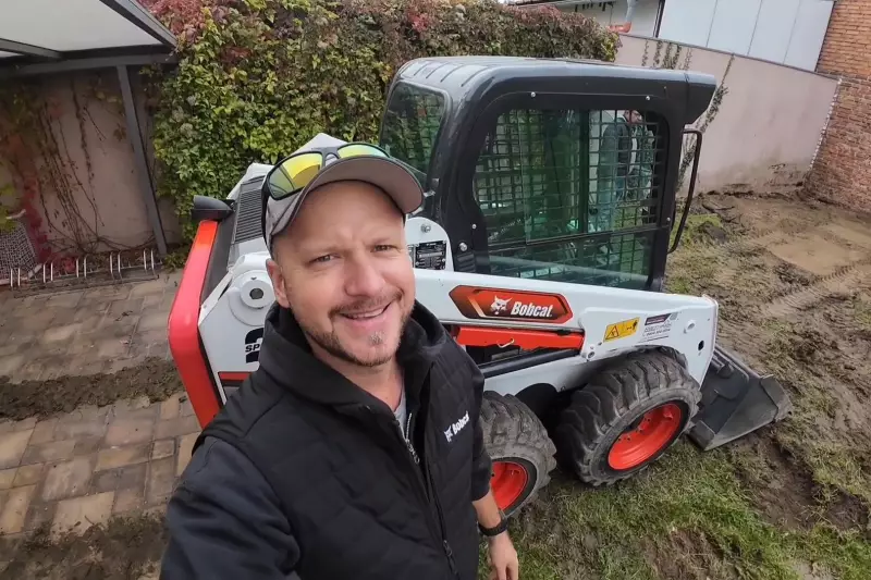 Josef Brunner, alias „Der Bagger Peppi“, im Einsatz mit dem S450 bei der Terrassenrenovierung im schwer zugänglichen Hintergarten.
